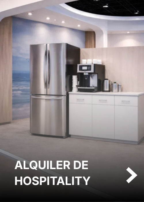 Modern kitchenette with a stainless steel French-door refrigerator and coffee station; overlay text reads 'ALQUILER DE HOSPITALITY' with a white right arrow.